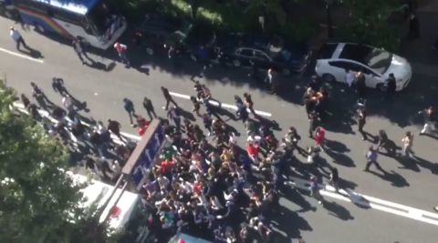東京のトルコ大使館前でトルコ人とクルド人が大乱闘　海外の反応