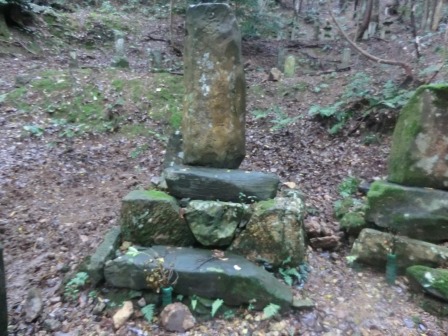 裏に淳光院の文字のある墓石