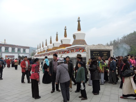 150920 タール寺 境内のチベット式ストォーパ