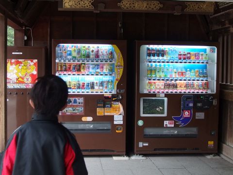 宇都宮二荒山神社にはポップコーン自販機がある。