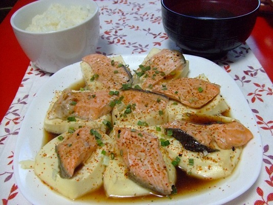 豆腐と鮭の皿蒸し