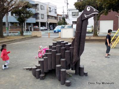 横浜市神奈川区の大口公園の恐竜遊具