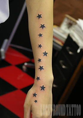 沢山の星のタトゥー Lucky Round Tattoo