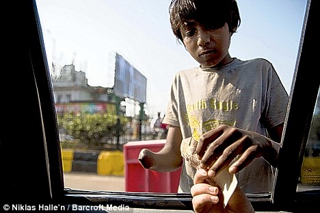 物乞いのために手足を切断されるインドの子供たち