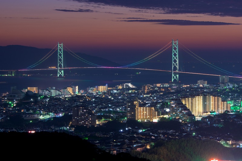 高倉山から望む明石海峡大橋の夕景・夜景 - おおさからんど ...
