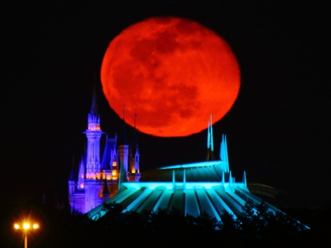 東京ディズニーランド　シンデレラ城と月