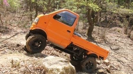 オレンジ色の軽トラック