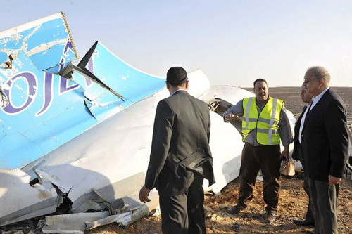 Egypts-Prime-Minister-Sherif-Ismail-looks-at-the-remains-of-a-Russian-airliner.jpg